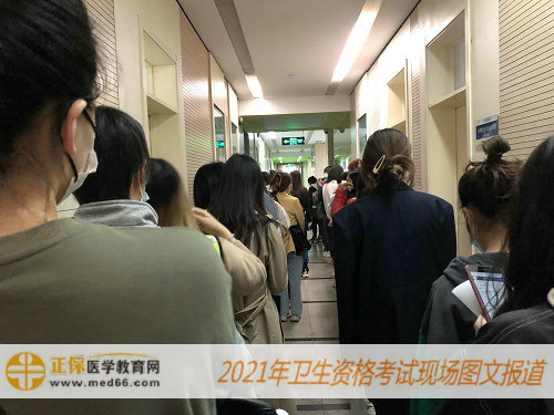 2021年衛(wèi)生資格考試現(xiàn)場報道——等待老師核驗每個人情況，進入教室