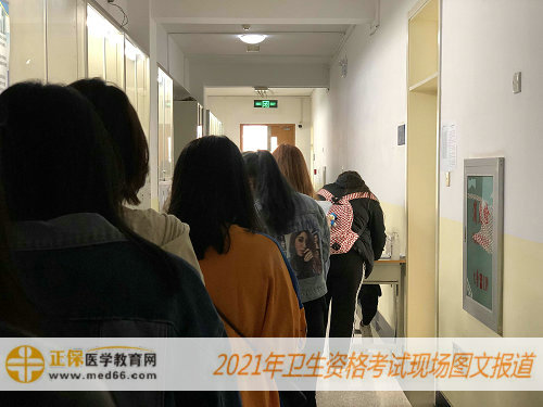 2021年衛(wèi)生資格考試現(xiàn)場報道——等待老師核驗每個人情況，進入教室